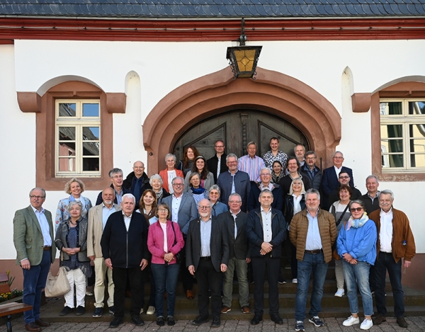 Teilnehmer der Jahrestagung mit Bürgermeister vorm Rathaus von Amorbach