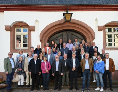 Teilnehmer der Jahrestagung mit Bürgermeister vorm Rathaus von Amorbach